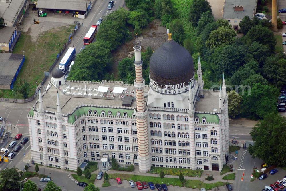 Aerial image Dresden - Blick auf das ehemalige Fabrikgebäude der Zigarettenfabrik Yenidze, es gehört zu den architektonischen Sehenswürdigkeiten der Stadt Dresden. Es wurde von 1908 bis 1909 gebaut, ist ähnlich einer Moschee gestaltet und wird heute als Bürogebäude genutzt.Der Unternehmer Hugo Zietz, der den Tabak für seine Zigaretten aus dem Anbaugebiet von Yenidze, einem Ort im griechischen Teil Mazedoniens (heute „Giannitsa“ genannt), das zur damaligen Zeit noch unter osmanisch-türkischer Verwaltung stand, importierte, wollte auf dem Grundstück direkt an der Eisenbahntrasse unweit der Dresdener Innenstadt nicht nur ein neues Fabrikgebäude errichten, sondern auch ein einprägsames Werbemonument für seine Orientalische Tabak- und Zigarettenfabrik „Yenidze“ schaffen. Der Architekt Martin Hammitzsch entwarf daher auf Anregung von Zietz ein Bauwerk in einem fantasievollen „orientalischen“ Stil, das auch weniger weitgereiste Zeitgenossen unschwer als islamische Moschee erkennen konnten. Abgesehen von der großen, farbig verglasten Kuppel trugen dazu auch die „Minarette“ bei, die teilweise die Funktion von Schornsteinen hatten. Davon rührte der umgangssprachliche Begriff „Tabakmoschee“ her, der heute offiziell nicht mehr verwendet wird, weil es sich in Wirklichkeit nicht um eine Moschee handelt.