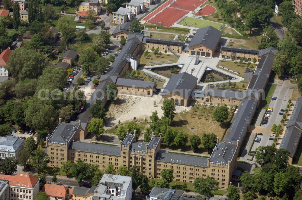 Aerial image Potsdam - Die Garde-Ulanen Kaserne 3 befindet sich in der Jägerallee 23. Das Gebäude wurde 1867/68 im normannischen Burgenstil für die Ulanen des 3. Regiments errichtet. Die lange, zinnenbekrönte Fassade ist durch höhere Seitenflügel gegliedert, die wiederum mit Türmen geschmückt sind. Die Anlage wurde im 19. Jahrhundert mehrfach erweitert. Sie wurde bis 1994 durch die sowjetische Armee bis 1994 genutzt, wobei das Hauptgebäude die sowjetische Schule war. Heute befindet sich auf dem Gelände das Oberstufenzentrum I. Die zahlreichen Pferdeställe wurden im Zuge der Bundesgartenschau 2001 restauriert und bieten Platz für verschiedene Unternehmen, unter an derem den Entwicklungsträger Bornstedter Feld GmbH: