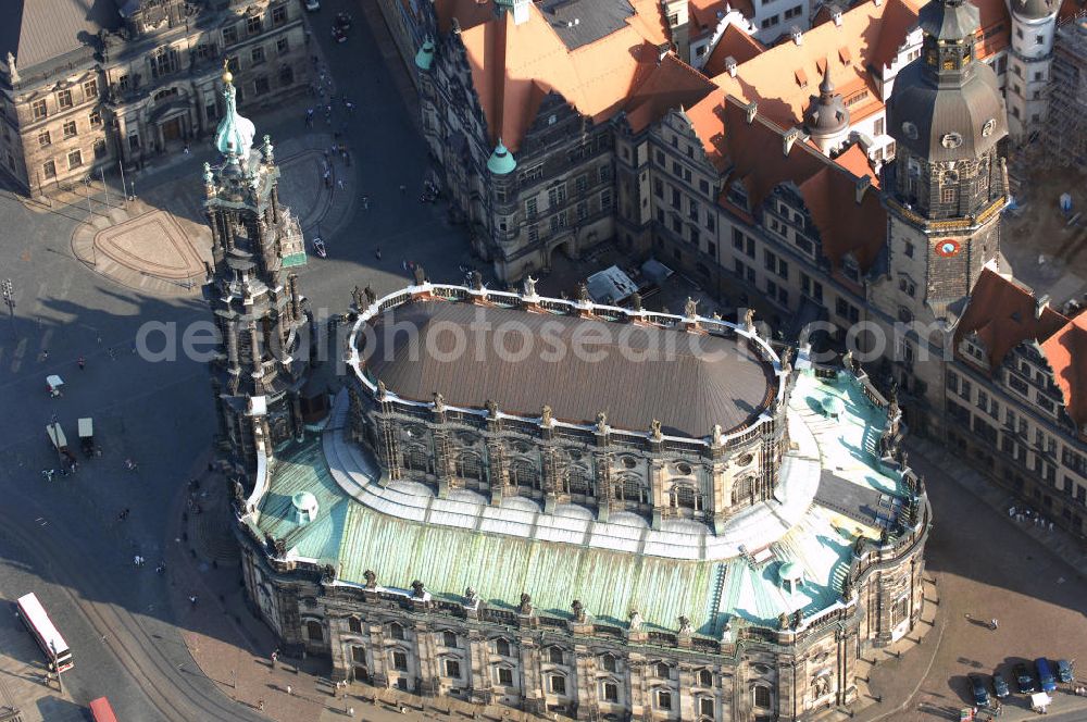 Aerial image Dresden - Blick auf die ehemalige Hofkirche in Dresden gegenüber der bekannten Semperoper am Theaterplatz an der Elbe. Sie ist seit 1980 die Kathedrale des Bistums Dresden-Meißen weshalb sie heute den Namen Kathedrale Ss. Trinitatis trägt. Die Hofkirche gilt als einer der größten Kirchenbauten Sachsens und wurde von 1739 bis 1755 im Barockstil gebaut. Während des zweiten Weltkrieges wurde die Kirche bei mehreren Bombenangriffen zum Teil stark beschädigt, sodass der Wiederaufbau bis 1965 andauerte. Kontakt: Bischöfliches Ordinariat, Käthe-Kollwitz-Ufer 84 01309 Dresden, Tel. +49(0)351 3364 600, Email: kanzlei@ordinariat-dresden.de