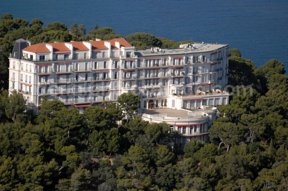 Aerial photograph Roquebrune-Cap-Martin - Blick auf das ehemalige Hotel Grand Hotel du Cap Martin, das heute als Apartmentanlage genutzt wird. Es befindet sich an der Avenue Douine im Stadtteil Cap-Martin in Roquebrune-Cap-Martin. Roquebrune-Cap-Martin ist eine französische Gemeinde, die zwischen Monaco und Menton an der Cote d' Azur liegt. Das eigentliche Dorf befindet sich auf einer Höhe von 225 m, vor einer Bergkulisse, die durch den Mont Agel dominiert wird. Ein Teil der Stadtgrenze ist gleichzeitig die Staatsgrenze zum Fürstentum Monaco. Kontakt: Hotel Le Roquebrune, Avenue Jean Jaures 100, 06190 Roquebrune-Cap-Martin, Tel. +33 (0) 4 93 35 00 16, Fax +33 (0) 4 93 28 98 36, e-mail: info@le-roquebrune.com