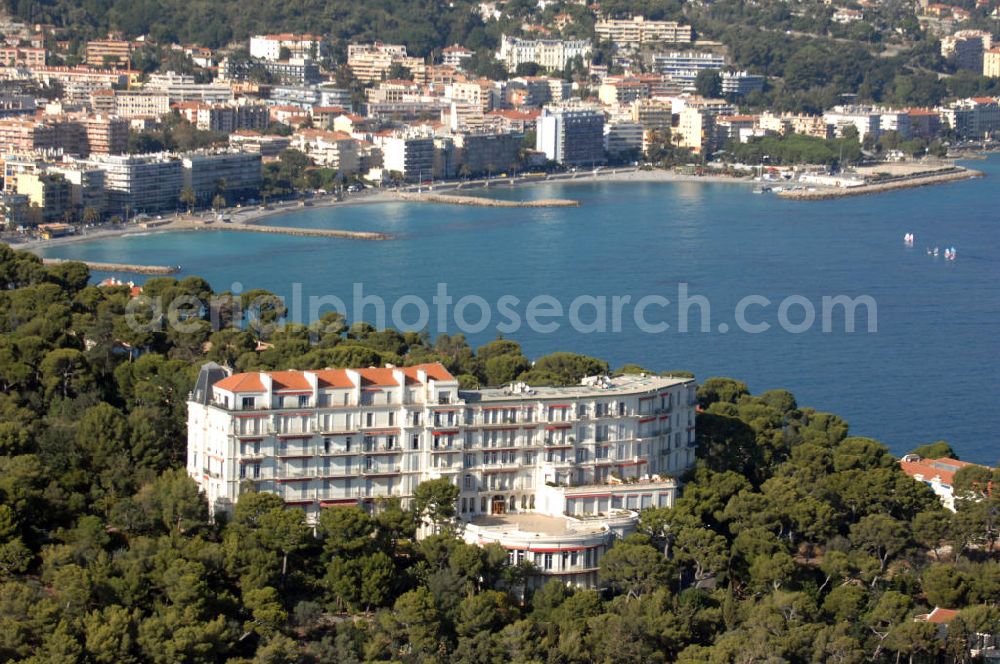 Roquebrune-Cap-Martin from above - Blick auf das ehemalige Hotel Grand Hotel du Cap Martin, das heute als Apartmentanlage genutzt wird. Es befindet sich an der Avenue Douine im Stadtteil Cap-Martin in Roquebrune-Cap-Martin. Roquebrune-Cap-Martin ist eine französische Gemeinde, die zwischen Monaco und Menton an der Cote d' Azur liegt. Das eigentliche Dorf befindet sich auf einer Höhe von 225 m, vor einer Bergkulisse, die durch den Mont Agel dominiert wird. Ein Teil der Stadtgrenze ist gleichzeitig die Staatsgrenze zum Fürstentum Monaco. Kontakt: Hotel Le Roquebrune, Avenue Jean Jaures 100, 06190 Roquebrune-Cap-Martin, Tel. +33 (0) 4 93 35 00 16, Fax +33 (0) 4 93 28 98 36, e-mail: info@le-roquebrune.com