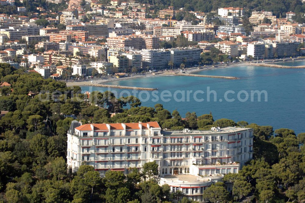 Roquebrune-Cap-Martin from the bird's eye view: Blick auf das ehemalige Hotel Grand Hotel du Cap Martin, das heute als Apartmentanlage genutzt wird. Es befindet sich an der Avenue Douine im Stadtteil Cap-Martin in Roquebrune-Cap-Martin. Roquebrune-Cap-Martin ist eine französische Gemeinde, die zwischen Monaco und Menton an der Cote d' Azur liegt. Das eigentliche Dorf befindet sich auf einer Höhe von 225 m, vor einer Bergkulisse, die durch den Mont Agel dominiert wird. Ein Teil der Stadtgrenze ist gleichzeitig die Staatsgrenze zum Fürstentum Monaco. Kontakt: Hotel Le Roquebrune, Avenue Jean Jaures 100, 06190 Roquebrune-Cap-Martin, Tel. +33 (0) 4 93 35 00 16, Fax +33 (0) 4 93 28 98 36, e-mail: info@le-roquebrune.com