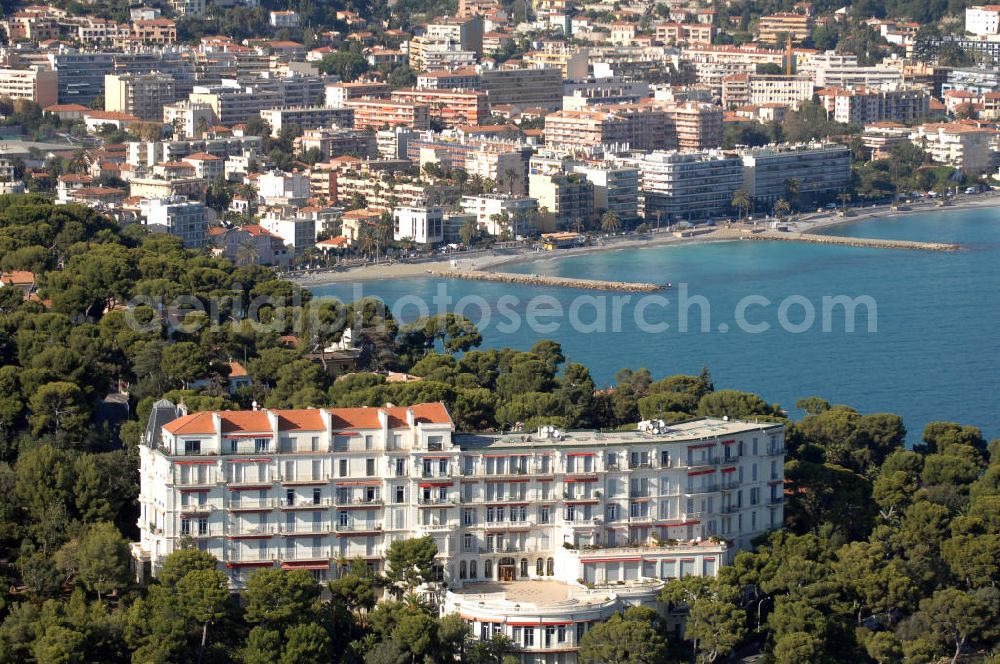 Aerial image Roquebrune-Cap-Martin - Blick auf das ehemalige Hotel Grand Hotel du Cap Martin, das heute als Apartmentanlage genutzt wird. Es befindet sich an der Avenue Douine im Stadtteil Cap-Martin in Roquebrune-Cap-Martin. Roquebrune-Cap-Martin ist eine französische Gemeinde, die zwischen Monaco und Menton an der Cote d' Azur liegt. Das eigentliche Dorf befindet sich auf einer Höhe von 225 m, vor einer Bergkulisse, die durch den Mont Agel dominiert wird. Ein Teil der Stadtgrenze ist gleichzeitig die Staatsgrenze zum Fürstentum Monaco. Kontakt: Hotel Le Roquebrune, Avenue Jean Jaures 100, 06190 Roquebrune-Cap-Martin, Tel. +33 (0) 4 93 35 00 16, Fax +33 (0) 4 93 28 98 36, e-mail: info@le-roquebrune.com