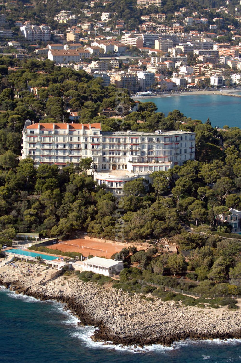 Aerial photograph Roquebrune-Cap-Martin - Blick auf das ehemalige Hotel Grand Hotel du Cap Martin, das heute als Apartmentanlage genutzt wird. Es befindet sich an der Avenue Douine im Stadtteil Cap-Martin in Roquebrune-Cap-Martin. Roquebrune-Cap-Martin ist eine französische Gemeinde, die zwischen Monaco und Menton an der Cote d' Azur liegt. Das eigentliche Dorf befindet sich auf einer Höhe von 225 m, vor einer Bergkulisse, die durch den Mont Agel dominiert wird. Ein Teil der Stadtgrenze ist gleichzeitig die Staatsgrenze zum Fürstentum Monaco. Kontakt: Hotel Le Roquebrune, Avenue Jean Jaures 100, 06190 Roquebrune-Cap-Martin, Tel. +33 (0) 4 93 35 00 16, Fax +33 (0) 4 93 28 98 36, e-mail: info@le-roquebrune.com