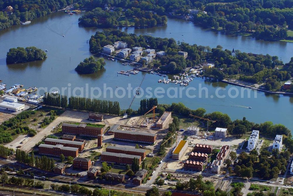 Aerial image Berlin - Blick auf die ehemalige Justizvollzugsanstalt JVA Rummelsburg und Wohnneubauten. In der Rummelsburger Bucht legt die Großstadt eine Pause ein. Vom Rummelsburger Ufer wan dert der Blick über den See auf die Halbinsel Stralau und weiter ins Grüne auf den Treptower Park und Plänterwald. Früher Standort des ehemaligen Friedrichs-Waisenhauses, ist das Quartier Rummelsburg II heute ein Wohnungsbauschwerpunkt in der Rummelsburger Bucht.