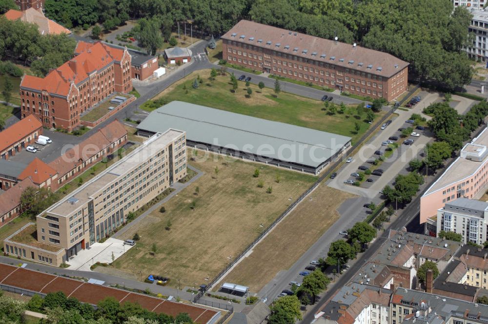 Berlin from above - Blick auf das ehemalige Kasernengelände Am Treptower Park in Berlin. Das Kasernengelände Am Treptower Park in Berlin-Alt-Treptow wurde 1908 für das Königliche Telegraphen-Bataillon Nr. 1 gebaut. Heute wird es vom Bundeskriminalamt genutzt. Seit Dezember 2004 ist auf dem Gelände außerdem noch das Gemeinsame Terrorismusabwehrzentrum von BKA und Bundesamt für Verfassungsschutz angesiedelt. Adresse: Bundeskriminalamt Berlin, Am Treptower Park 5–8, 13220 Berlin, Zentrale: Bundeskriminalamt, 65173 Wiesbaden, Tel. +49 (0)611 55 0, Fax +49 (0)611 55 12141, EMail info@bka.de