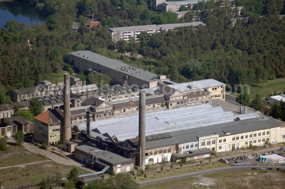 Aerial image Premnitz - Blick auf die ehemalige Märkische Viskose GmbH. Sie begann ihre Produktion 1928 als TRAVIS-Kunstseide, sie hieß später SUPREMA und SERONA. 1949 wird er in den VEB Kunstseidenwerk Friedrich Engels umgewandelt. 1950 wird eine neue Anlage für Zellulose-Kunstseide nach dem Viskoseverfahren gebaut und in Betrieb genommen. Nach 1990 läuft der Betrieb unter verschiedenen Investoren weiter. Die Märkische Viskose GmbH ist Tochter der Märkischen Faser AG. 1996 übernimmt die spanische LA SEDA die Produktion und beendet diese 2000 wieder. Die Anlage wird 2001 als Prefil weitergeführt. Die Insolvenz und die Stilllegung im Juli 2002 kann jedoch nicht verhindert werden.