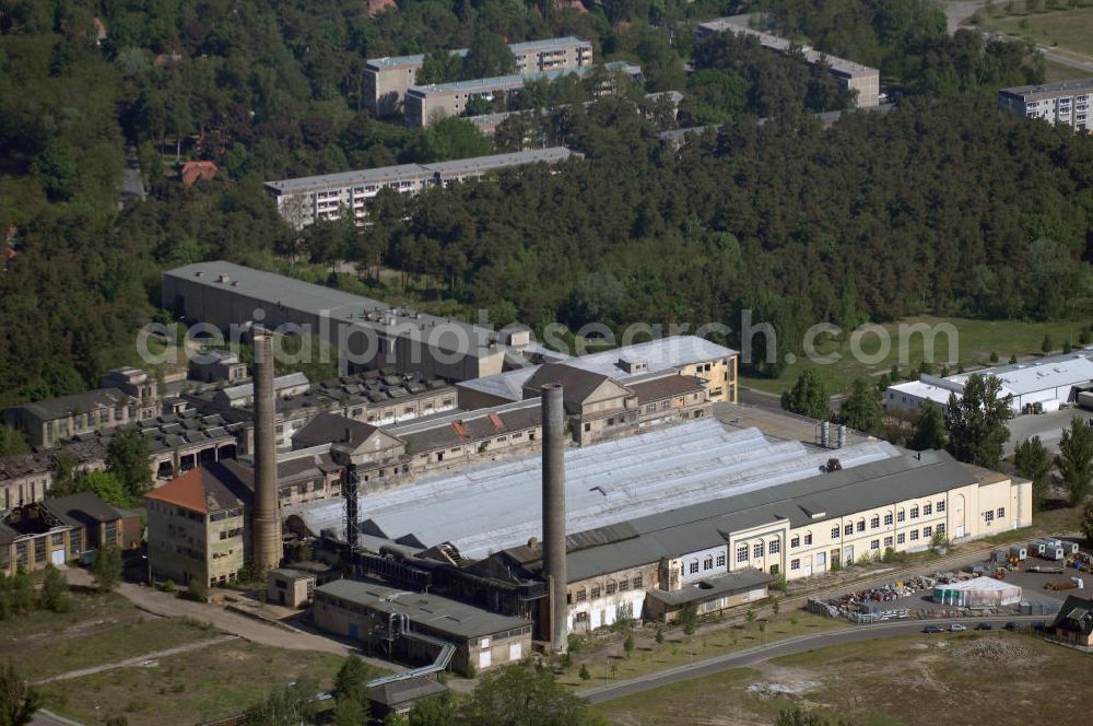 Aerial photograph Premnitz - Blick auf die ehemalige Märkische Viskose GmbH. Sie begann ihre Produktion 1928 als TRAVIS-Kunstseide, sie hieß später SUPREMA und SERONA. 1949 wird er in den VEB Kunstseidenwerk Friedrich Engels umgewandelt. 1950 wird eine neue Anlage für Zellulose-Kunstseide nach dem Viskoseverfahren gebaut und in Betrieb genommen. Nach 1990 läuft der Betrieb unter verschiedenen Investoren weiter. Die Märkische Viskose GmbH ist Tochter der Märkischen Faser AG. 1996 übernimmt die spanische LA SEDA die Produktion und beendet diese 2000 wieder. Die Anlage wird 2001 als Prefil weitergeführt. Die Insolvenz und die Stilllegung im Juli 2002 kann jedoch nicht verhindert werden.