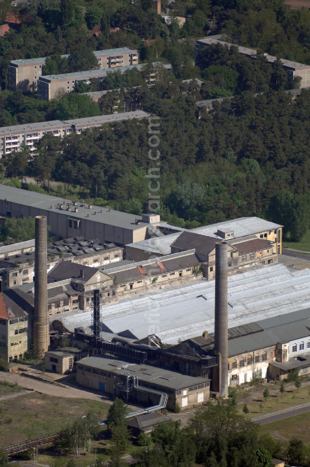 Premnitz from the bird's eye view: Blick auf die ehemalige Märkische Viskose GmbH. Sie begann ihre Produktion 1928 als TRAVIS-Kunstseide, sie hieß später SUPREMA und SERONA. 1949 wird er in den VEB Kunstseidenwerk Friedrich Engels umgewandelt. 1950 wird eine neue Anlage für Zellulose-Kunstseide nach dem Viskoseverfahren gebaut und in Betrieb genommen. Nach 1990 läuft der Betrieb unter verschiedenen Investoren weiter. Die Märkische Viskose GmbH ist Tochter der Märkischen Faser AG. 1996 übernimmt die spanische LA SEDA die Produktion und beendet diese 2000 wieder. Die Anlage wird 2001 als Prefil weitergeführt. Die Insolvenz und die Stilllegung im Juli 2002 kann jedoch nicht verhindert werden.