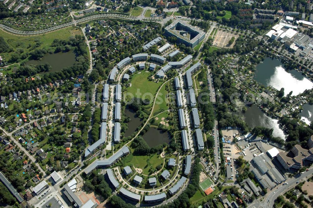 Aerial photograph Hamburg - Blick auf die ehemalige Trabrennbahn in Farmsen-Berne. Das letzte Rennen auf der ehemaligen Trabrennbahn in Farmsen-Berne fand im Februar 1976 statt. Anschließend wurde das Gelände 15 Jahre lang stillgelegt und kaum noch betreten. In den 80er Jahren kam es zu der Idee, daraus einen Wohnpark zu errichten. 1992 fand sich ein Architektenbüro, welches vorsah, die Historie dieser Trabrennbahn beizubehalten. So wurden die Wohnhäuser direkt an die Rennbahn gebaut. Der Innenbereich blieb von jeglicher Bebauung frei und man erhielt ebenso die alten Baumbestände. So entstand die einzigartige Form dieses Wohnparks - dem heutigen Max-Herz-Ring. Kontakt: PPL (Planungsgruppe Prof. Laage) Hamburg, Bei den Mühren 70, 20457 Hamburg, Tel.: +49(0)40 43195 0, Fax: +49(0)40 43195 99, E-Mail: info@ppl-hh.de