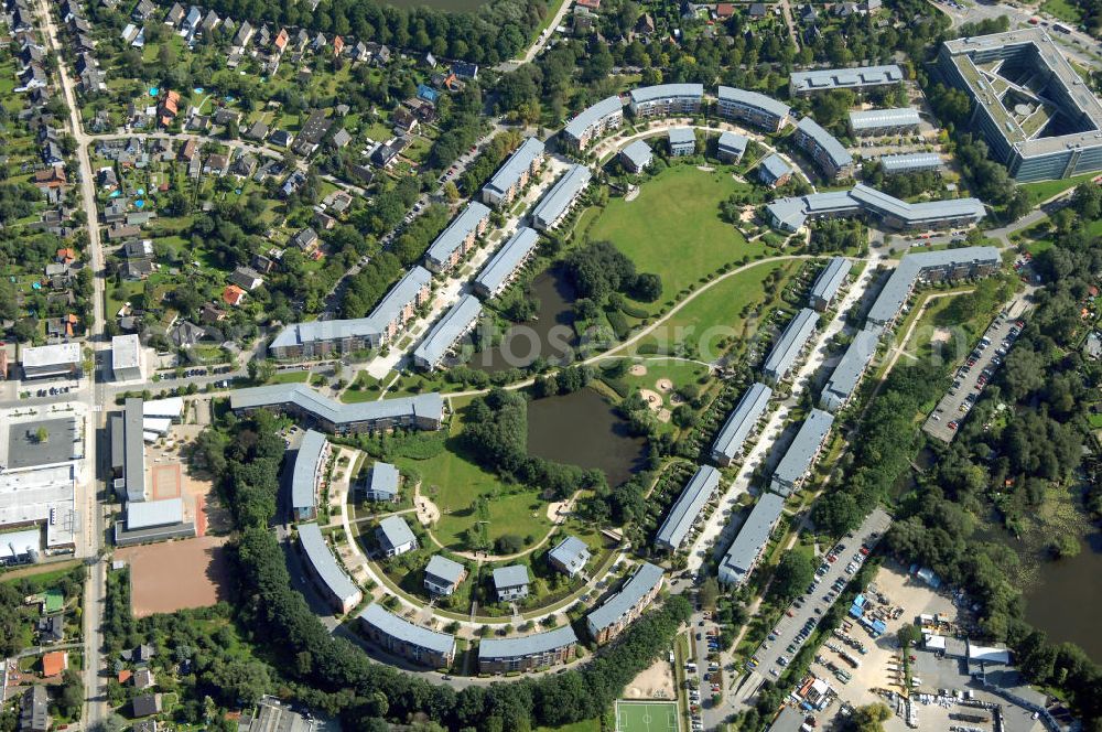 Hamburg from above - Blick auf die ehemalige Trabrennbahn in Farmsen-Berne. Das letzte Rennen auf der ehemaligen Trabrennbahn in Farmsen-Berne fand im Februar 1976 statt. Anschließend wurde das Gelände 15 Jahre lang stillgelegt und kaum noch betreten. In den 80er Jahren kam es zu der Idee, daraus einen Wohnpark zu errichten. 1992 fand sich ein Architektenbüro, welches vorsah, die Historie dieser Trabrennbahn beizubehalten. So wurden die Wohnhäuser direkt an die Rennbahn gebaut. Der Innenbereich blieb von jeglicher Bebauung frei und man erhielt ebenso die alten Baumbestände. So entstand die einzigartige Form dieses Wohnparks - dem heutigen Max-Herz-Ring. Kontakt: PPL (Planungsgruppe Prof. Laage) Hamburg, Bei den Mühren 70, 20457 Hamburg, Tel.: +49(0)40 43195 0, Fax: +49(0)40 43195 99, E-Mail: info@ppl-hh.de