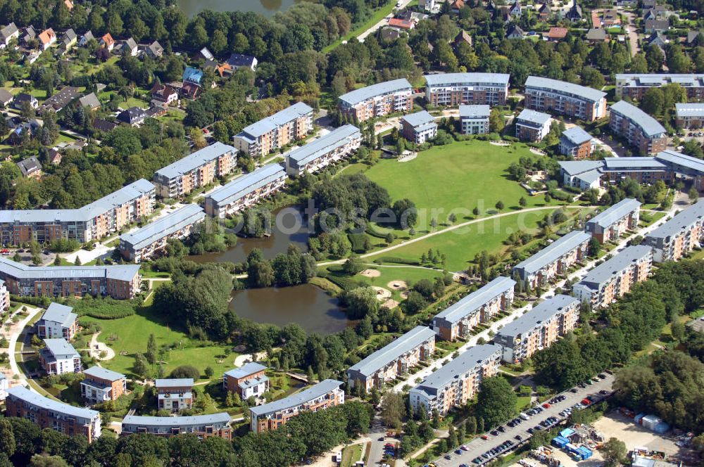 Aerial photograph Hamburg - Blick auf die ehemalige Trabrennbahn in Farmsen-Berne. Das letzte Rennen auf der ehemaligen Trabrennbahn in Farmsen-Berne fand im Februar 1976 statt. Anschließend wurde das Gelände 15 Jahre lang stillgelegt und kaum noch betreten. In den 80er Jahren kam es zu der Idee, daraus einen Wohnpark zu errichten. 1992 fand sich ein Architektenbüro, welches vorsah, die Historie dieser Trabrennbahn beizubehalten. So wurden die Wohnhäuser direkt an die Rennbahn gebaut. Der Innenbereich blieb von jeglicher Bebauung frei und man erhielt ebenso die alten Baumbestände. So entstand die einzigartige Form dieses Wohnparks - dem heutigen Max-Herz-Ring. Kontakt: PPL (Planungsgruppe Prof. Laage) Hamburg, Bei den Mühren 70, 20457 Hamburg, Tel.: +49(0)40 43195 0, Fax: +49(0)40 43195 99, E-Mail: info@ppl-hh.de