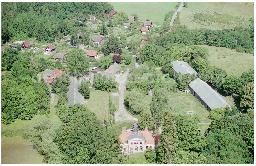 Aerial photograph Sonnenburg - 15.08.2004, Sonnenburg bei Bad Freienwalde Blick auf den ehemaligen Landsitz Hermann Görings inmitten der Ortschaft von Sonnenburg.