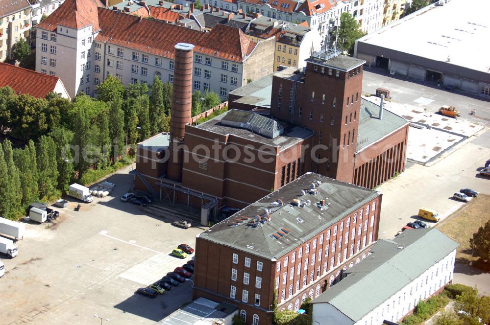 Aerial photograph Berlin - Blick auf das ehemalige Gelände der Berliner - Kindl - Brauerei in Berlin-Neukölln. Ende 2004 gab das Unternehmen seinen Traditionsstandort auf. Auf dem inzwischen verkauften Gelände soll bis zum Herbst 2008 ein großes Einkaufszentrum entstehen, in dem auch kulturelle Veranstaltungen durchgeführt werden sollen. So fand im ehemaligen Bierlager im Juni 2007 eine Theateraufführung des Wallenstein statt. Da Nord-Neukölln zu den ärmsten Gegenden Berlins zählt, scheint die Refinanzierung des Projekts fragwürdig. Die Werbellinstraße 50 mit dem Sudhaus der Kindl-Brauerei von 1926 bis 1930 steht unter Denkmalschutz und soll in jedem Fall erhalten bleiben.