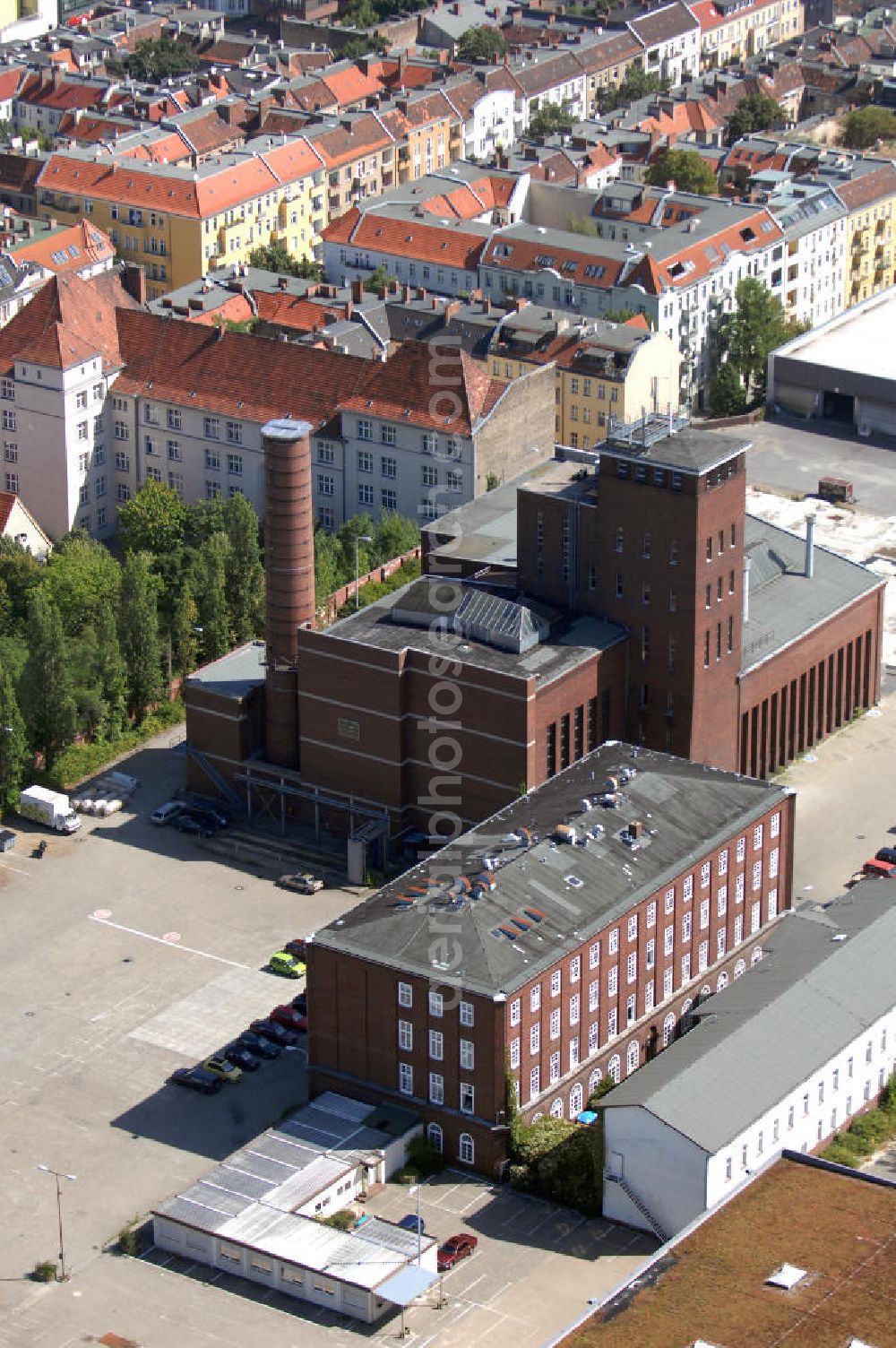 Berlin from above - Blick auf das ehemalige Gelände der Berliner - Kindl - Brauerei in Berlin-Neukölln. Ende 2004 gab das Unternehmen seinen Traditionsstandort auf. Auf dem inzwischen verkauften Gelände soll bis zum Herbst 2008 ein großes Einkaufszentrum entstehen, in dem auch kulturelle Veranstaltungen durchgeführt werden sollen. So fand im ehemaligen Bierlager im Juni 2007 eine Theateraufführung des Wallenstein statt. Da Nord-Neukölln zu den ärmsten Gegenden Berlins zählt, scheint die Refinanzierung des Projekts fragwürdig. Die Werbellinstraße 50 mit dem Sudhaus der Kindl-Brauerei von 1926 bis 1930 steht unter Denkmalschutz und soll in jedem Fall erhalten bleiben.