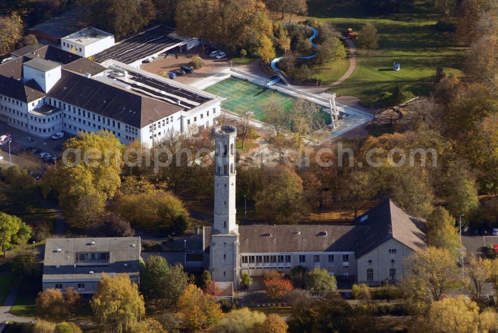 Aerial image Braunschweig - Blick auf das ehemalige Wasserwerk und das dahinter liegende Stadtbad in Braunschweig. Links neben dem Freibad befindet sich das Ambulante Rehazentrum des Klinikum Braunschweig. Kontakt: Stadtbad Braunschweig Sport und Freizeit GmbH Verwaltung, Nimesstraße 1 38100 Braunschweig, Tel. +49(0)531 4815 0, Fax +49(0)531 4815 111, Email: info@stadtbad-bs.de; Ambulantes REHA-Zentrum, Nimesstraße 1 38100 Braunschweig, Tel. +49(0)531 595 1777 o. 1778, Fax +49(0)531 595 1780, Email: reha@klini???????????????????