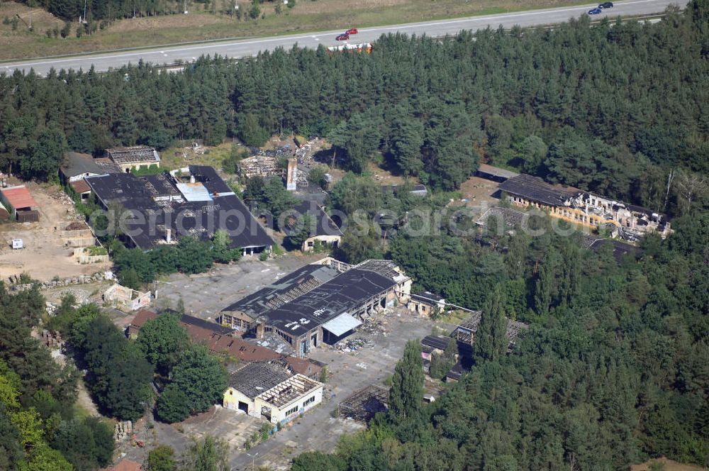 Aerial image Kleinmachnow - Blick auf ehemaliges Werks- und KZ-Gelände in Kleinmachnow. Das gesamte gezeigte Gelände befindet sich heute in einem desolaten und schwer sanierungsbedürftigen Zustand und wurde über die Planungs- und Entwicklungs- GmbH Kleinmachnow (P&E) unter der Bezeichnung Baufeld Nord für Investoren ausgewiesen. Vormals wurde hier bis 1945 eine Schattenfabrik betrieben. Die Dreilinden Maschinenbau GmbH, eine 100prozentige Tochtergesellschaft der Bosch AG, beschäftigte hier Zwangsarbeiter für die Rüstungsproduktion. Danach siedelte sich ein Instandsetzungswerk für LKW und Busse an. Mit der Wende gründete sich hier die Fath GmbH und ein Nebengeschäft des Subaru-Automobilkonzerns. Seit 2002 liegt das 33.500 qm große Gelände brach.