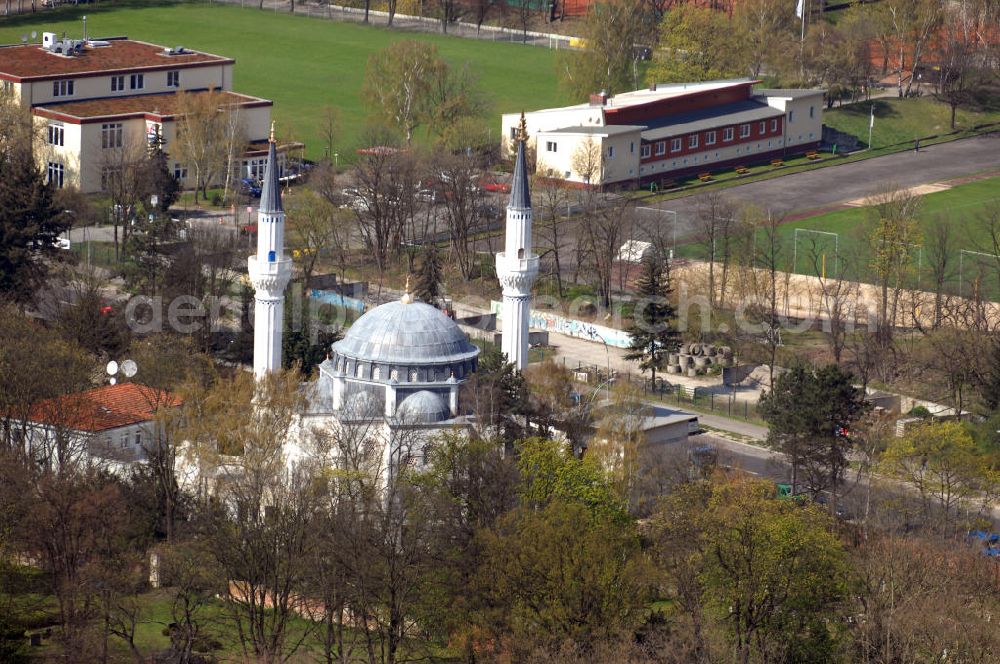 Berlin from above - Blick auf die ?ehitlik-Camii (deutsch: Märtyrer-Moschee) wurde zwischen 1999 und 2005 auf dem Türkischen Friedhof am Columbiadamm im Berliner Stadtbezirk Neukölln von der Türkisch-Islamische Union der Anstalt für Religion (DITIB) errichtet.Die Moschee mit Nachbargebäuden wurde von der Firma Hassa Mim. Müh. Ltd. AS. aus der Türkei durch den Architekten Hilmi Senalp entworfen. Dieser plante auch die Moscheen in A?gabat (Turkmenistan) und in Tokio (Japan) und leitete die Bauarbeiten.Die Moschee dient den Muslimen der angrenzenden Bezirke, vor allem Neukölln und Kreuzberg als Gebetsstätte, die Gebetssprache ist vor allem Türkisch, abhängig vom Anlass auch Arabisch.