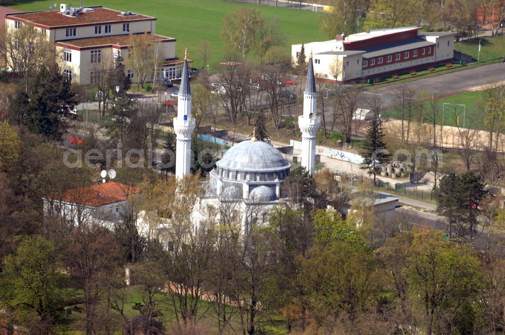 Berlin from the bird's eye view: Blick auf die ?ehitlik-Camii (deutsch: Märtyrer-Moschee) wurde zwischen 1999 und 2005 auf dem Türkischen Friedhof am Columbiadamm im Berliner Stadtbezirk Neukölln von der Türkisch-Islamische Union der Anstalt für Religion (DITIB) errichtet.Die Moschee mit Nachbargebäuden wurde von der Firma Hassa Mim. Müh. Ltd. AS. aus der Türkei durch den Architekten Hilmi Senalp entworfen. Dieser plante auch die Moscheen in A?gabat (Turkmenistan) und in Tokio (Japan) und leitete die Bauarbeiten.Die Moschee dient den Muslimen der angrenzenden Bezirke, vor allem Neukölln und Kreuzberg als Gebetsstätte, die Gebetssprache ist vor allem Türkisch, abhängig vom Anlass auch Arabisch.