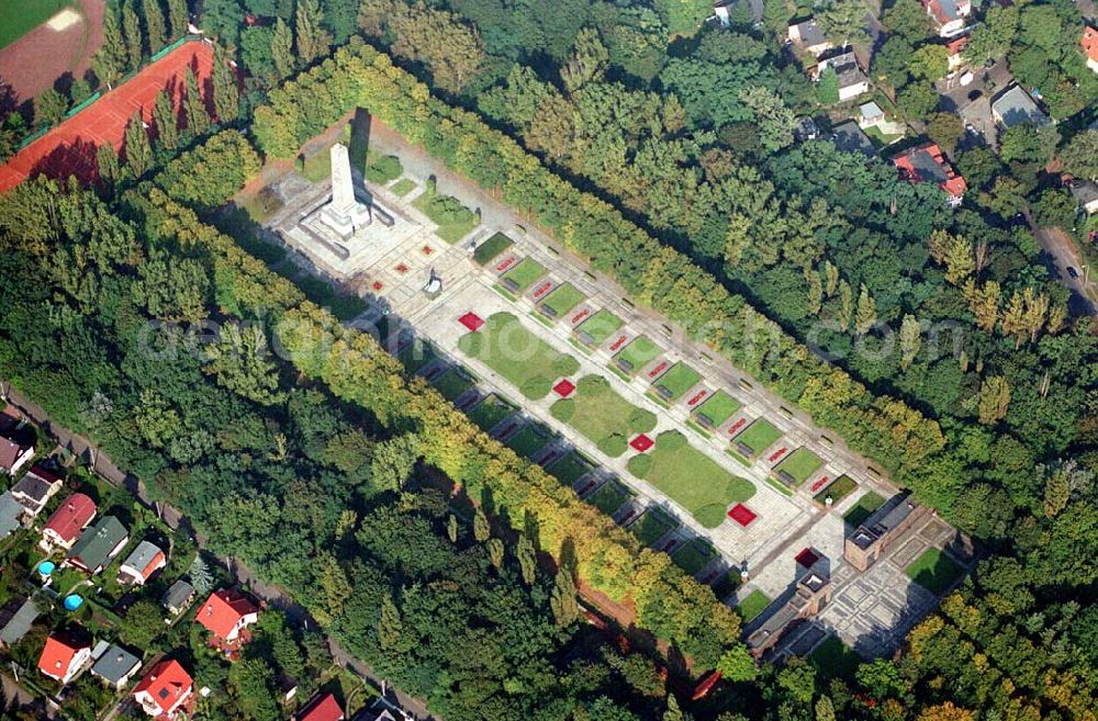 Aerial image Berlin-Pankow - Ehrenmal Schönholzer Heide; Adresse Germanenstraße, 13156 Berlin; Eröffnung 17. Nov. 1949; Größe 30.000 m²; Anzahl der Grabstätten ca. 13.200 Einzelgräber