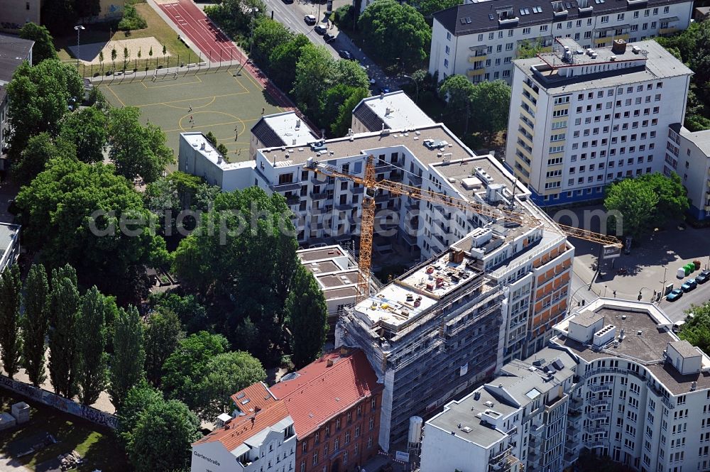 Aerial image Berlin - View of a newly constructed residential building being built on the corner of Invalidenstr. / Gartenstr. in Berlin / Mitte