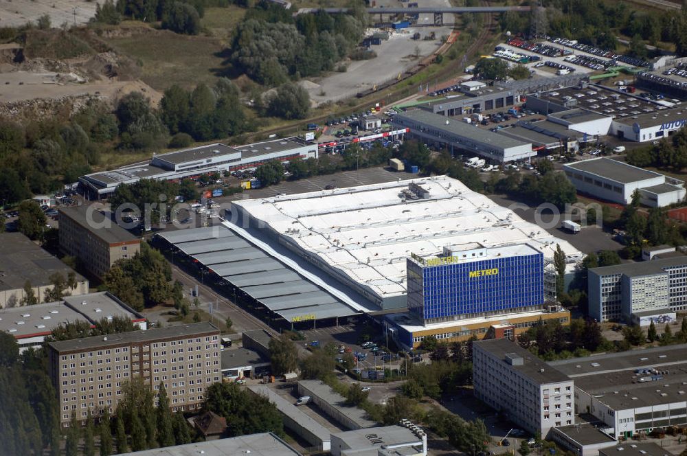 Aerial image Berlin - Blick auf einen Gebäudekomplex eins METRO Cash&Carry Großmarktes in Berlin-Marzahn. Adresse: Beilsteiner Straße 120, 12681 Berlin, Tel. +49 (0)30 54938 217, Fax +49 (0)1805 780 500