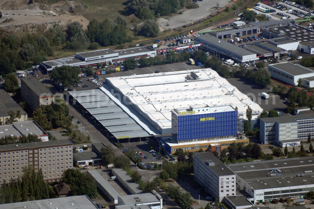 Aerial photograph Berlin - Blick auf einen Gebäudekomplex eins METRO Cash&Carry Großmarktes in Berlin-Marzahn. Adresse: Beilsteiner Straße 120, 12681 Berlin, Tel. +49 (0)30 54938 217, Fax +49 (0)1805 780 500