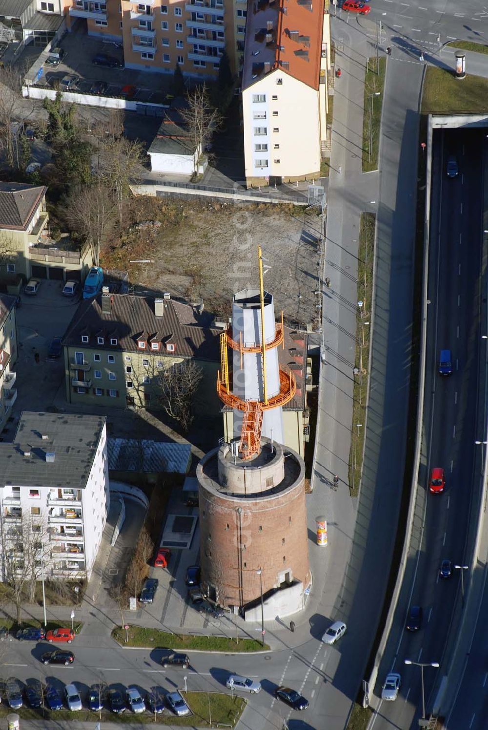 Aerial photograph München - , Blick auf einen Hochbunker. Der Bunker liegt am Petuelring Ecke Riesenfeldstrasse. Der Graue Turm neben dem Bunker ist ein Abluftkamin (35 m) des Petueltunnels.