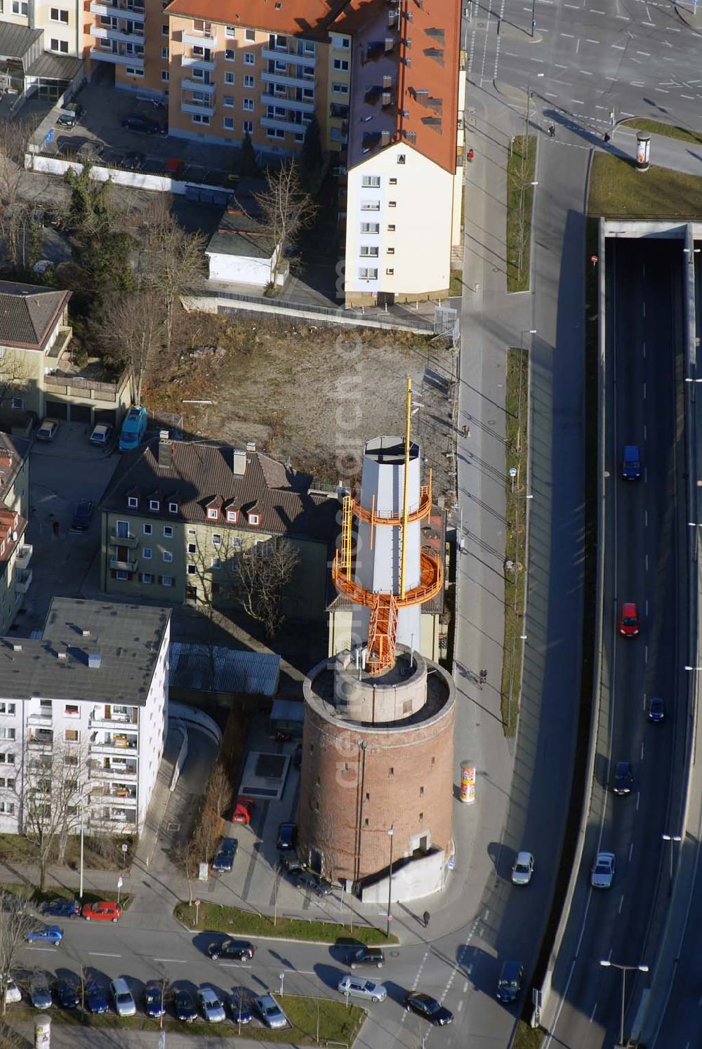 München from above - , Blick auf einen Hochbunker. Der Bunker liegt am Petuelring Ecke Riesenfeldstrasse. Der Graue Turm neben dem Bunker ist ein Abluftkamin (35 m) des Petueltunnels.