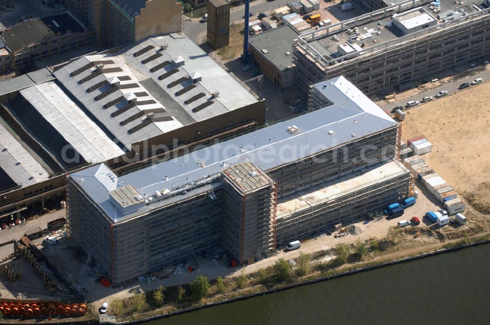 Aerial image Berlin - Blick auf einen Neubau der FHTW in Berlin Oberschönweide. Bis zum Wintersemester 2009/10 sollen auf dem ehemaligen Industrieareal Hörsäle, Labore, Seminarräume, etc. für 6000 Studierende entstehen. Die Neugestaltung des Campus kostet 108 Mio. Euro. Die FHTW soll auf zwei statt vier Standorte beschränkt werden, um optimale Studienbedingungen zu schaffen. Kontakt: Fachhochschule für Technik und Wirtschaft Berlin, Treskowallee 8, 10318 Berlin, Tel. +49 (0)30 50 19 0, Fax +49 (0)30 50 90 1 34