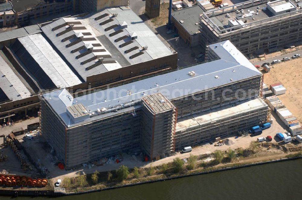 Berlin from the bird's eye view: Blick auf einen Neubau der FHTW in Berlin Oberschönweide. Bis zum Wintersemester 2009/10 sollen auf dem ehemaligen Industrieareal Hörsäle, Labore, Seminarräume, etc. für 6000 Studierende entstehen. Die Neugestaltung des Campus kostet 108 Mio. Euro. Die FHTW soll auf zwei statt vier Standorte beschränkt werden, um optimale Studienbedingungen zu schaffen. Kontakt: Fachhochschule für Technik und Wirtschaft Berlin, Treskowallee 8, 10318 Berlin, Tel. +49 (0)30 50 19 0, Fax +49 (0)30 50 90 1 34