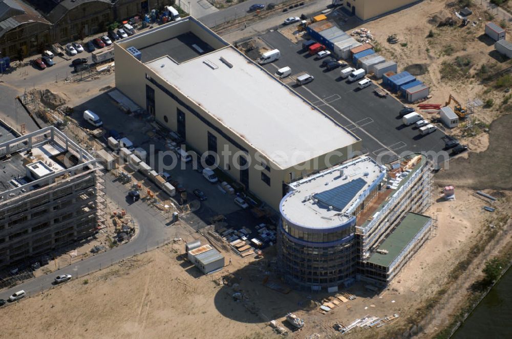 Aerial photograph Berlin - Blick auf einen Neubau der FHTW in Berlin Oberschönweide. Bis zum Wintersemester 2009/10 sollen auf dem ehemaligen Industrieareal Hörsäle, Labore, Seminarräume, etc. für 6000 Studierende entstehen. Die Neugestaltung des Campus kostet 108 Mio. Euro. Die FHTW soll auf zwei statt vier Standorte beschränkt werden, um optimale Studienbedingungen zu schaffen. Kontakt: Fachhochschule für Technik und Wirtschaft Berlin, Treskowallee 8, 10318 Berlin, Tel. +49 (0)30 50 19 0, Fax +49 (0)30 50 90 1 34