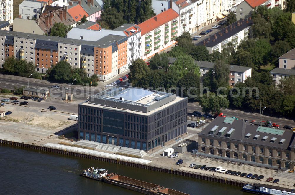 Berlin from the bird's eye view: Blick auf einen Neubau eines Musiksenders am Berliner Osthafen. Die schnelle Expansion des Musiksenders MTV macht den Neubau zusätzlich zur Nutzung des denkmalgeschützten Gebäudes östlich der Baustelle nötig. Architekt: Künzel & Gifhorn; Ingenieure: PAUL+WINKLER, Kontakt: MTV Networks Germany GmbH, Stralauer Allee 6-7, 10245 Berlin, Tel. +49 (0)30 700 100 0, Fax +49 (0)30 700 100 599