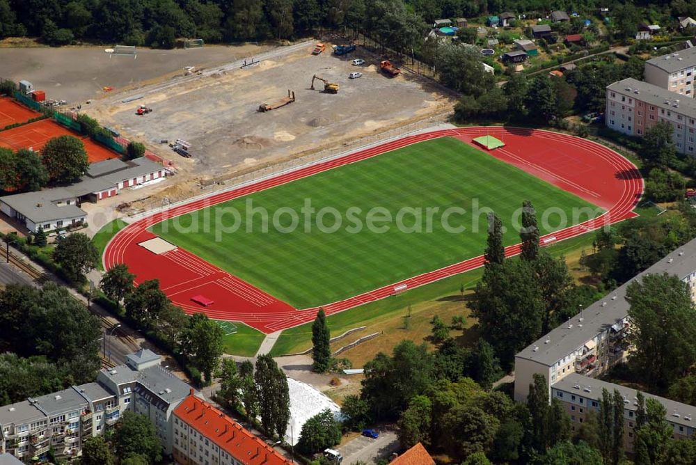 Aerial photograph Köpenick - 11.07.2006,Köpenick,Blick auf einen Sportplatz in Berlin im Ortsteil Köpenick,Er liegt eingebettet in einer Wohnsiedlung an der Wendenschloßstraße; Anschrift: Bezirksamt Treptow-Köpenick,Rathaus Köpenick,Alt-Köpenick 21,12555 Berlin;Tel.: 030 6172-0