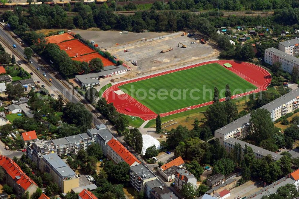 Köpenick from above - 11.07.2006,Köpenick,Blick auf einen Sportplatz in Berlin im Ortsteil Köpenick,Er liegt eingebettet in einer Wohnsiedlung an der Wendenschloßstraße; Anschrift: Bezirksamt Treptow-Köpenick,Rathaus Köpenick,Alt-Köpenick 21,12555 Berlin;Tel.: 030 6172-0