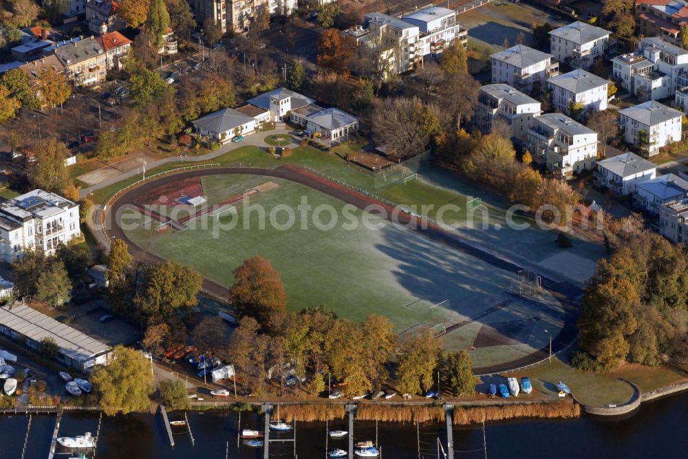 Aerial image - Blick auf einen Sportplatz direkt an der Havel in Potsdam. Kontakt: Eisenbahner Sportverein ESV Lokomotive Potsdam e.V., Berliner Straße 67 14467 Potsdam, Tel. +49(0)331 292176, Fax +49(0)331 2370277, Email: esv-webmaster@lok-potsdam.de