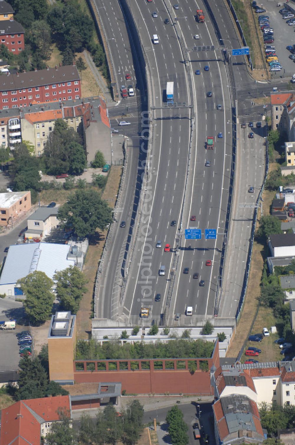 Aerial photograph Berlin - Der Tunnel der A100 Ortsteil Britz erweitert den bestehenden westlichen Stadtring bis zur Buschkrugallee. Am Britzer Damm entstand eine Anschlussstelle mit zwei Parallelrampen von und nach Tempelhof. Der Tunnel endet an der Buschkrugallee, einer wichtigen Ausfallstraße des Berliner Verkehrsnetzes.