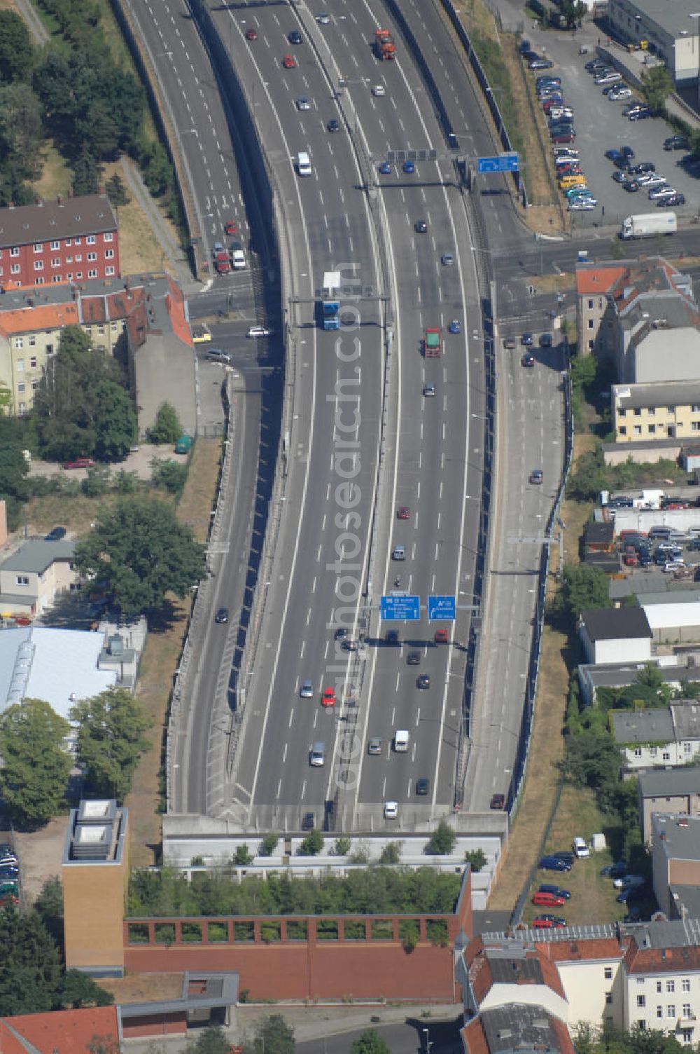 Berlin from above - Der Tunnel der A100 Ortsteil Britz erweitert den bestehenden westlichen Stadtring bis zur Buschkrugallee. Am Britzer Damm entstand eine Anschlussstelle mit zwei Parallelrampen von und nach Tempelhof. Der Tunnel endet an der Buschkrugallee, einer wichtigen Ausfallstraße des Berliner Verkehrsnetzes.