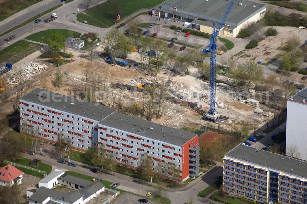 Berlin from above - Blick auf eine Baustelle in Berlin-Hellersdorf-Nord (Biesdorf). Der Eigentümer Degewo hat drei Plattenbauten wegen Wohnungsleerstand abreißen lassen. Geplant sind für die Freiflächen ein Stadtplatz, neue Handelseinrichtungen sowie kleinere Wohnhäuser mit größerem Komfort. Kontakt: DEGEWO Potsdamer Str. 60, 10785 Berlin, Tel. (0)30 26485 0, Fax +49(0)30 26485 4320, Email: info@degewo.de