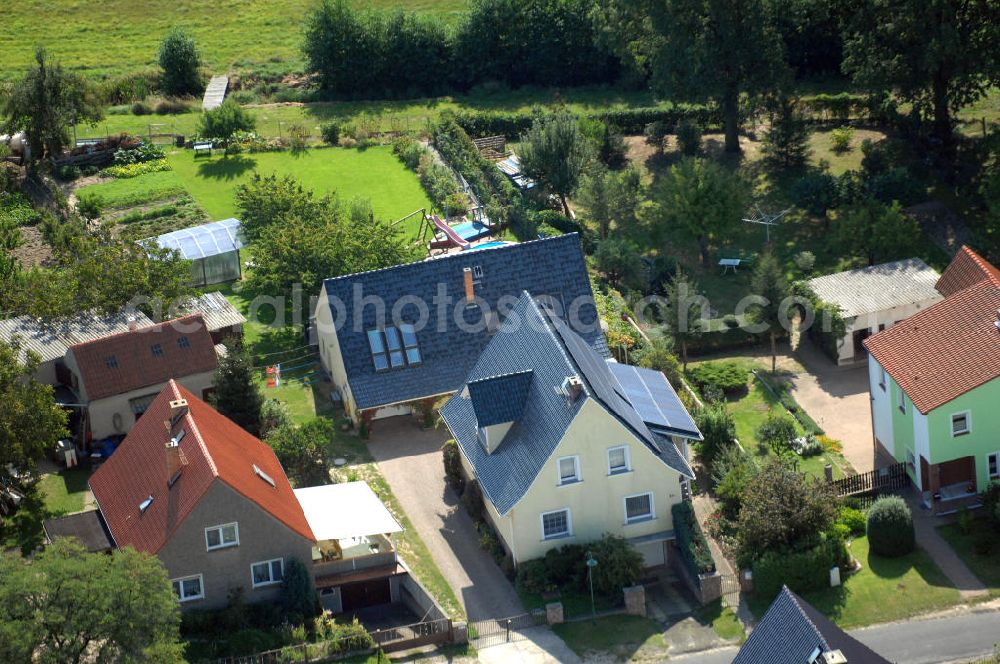 Aerial image Groß Rietz - Blick auf Einfamilienhäuser in der Klein Rietzer Straße im Dorf Groß Rietz. Dieses ist Bestandteil der Gemeinde Rietz-Neuendorf im Landkreis Oder-Spree in Brandenburg. Kontakt: