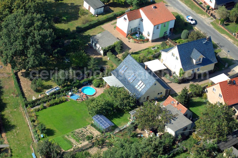 Aerial photograph Groß Rietz - Blick auf Einfamilienhäuser in der Klein Rietzer Straße im Dorf Groß Rietz. Dieses ist Bestandteil der Gemeinde Rietz-Neuendorf im Landkreis Oder-Spree in Brandenburg. Kontakt: