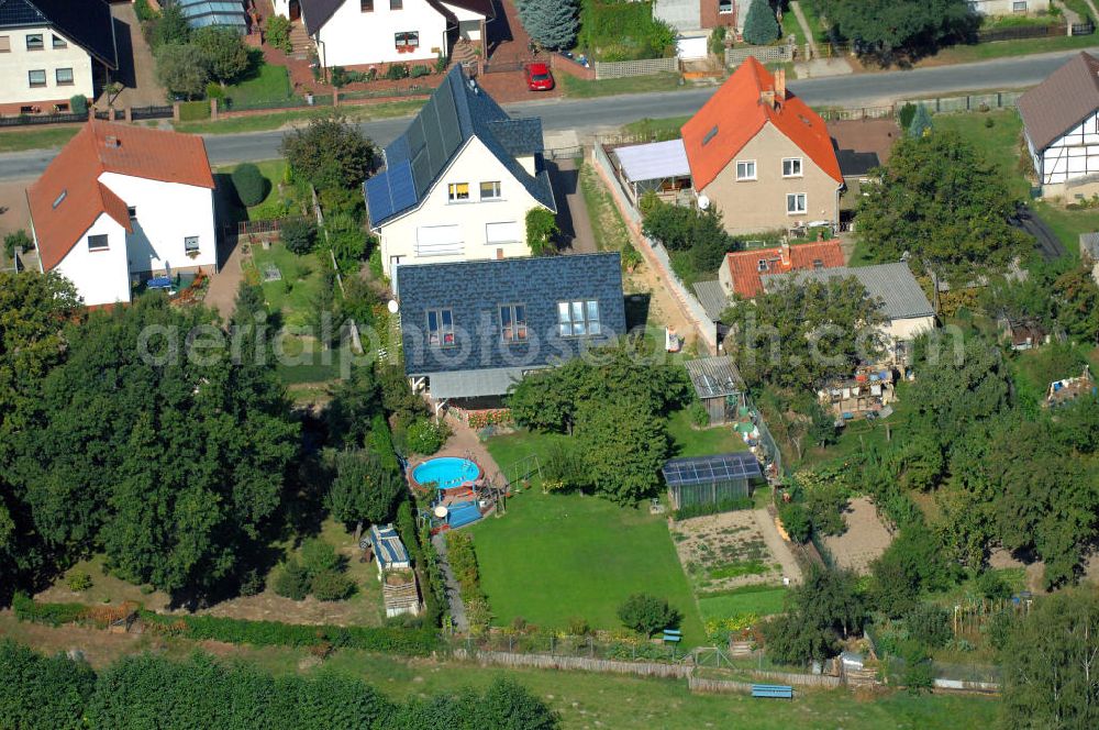 Groß Rietz from above - Blick auf Einfamilienhäuser in der Klein Rietzer Straße im Dorf Groß Rietz. Dieses ist Bestandteil der Gemeinde Rietz-Neuendorf im Landkreis Oder-Spree in Brandenburg. Kontakt: