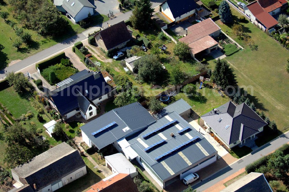 Tauche from above - Blick auf Einfamilienhäuser zwischen der Poststraße und der Schwalbenstraße in Lindenberg. Dies ist ein Ortsteil der Gemeinde Tauche im Landkreis Oder-Spree in Brandenburg. Kontakt: