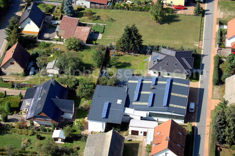 Tauche from the bird's eye view: Blick auf Einfamilienhäuser zwischen der Poststraße und der Schwalbenstraße in Lindenberg. Dies ist ein Ortsteil der Gemeinde Tauche im Landkreis Oder-Spree in Brandenburg. Kontakt: