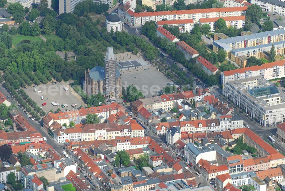 Aerial photograph Potsdam - Blick auf die eingerüstete Kirche St. Peter und Paul Am Bassin im Potsdamer Holländischen Viertel. Der eklektizistische Bau entstand 1867 als katholische Zivil- und Garnisonskirche und wurde 1870 geweiht. Er befindet sich im Holländischen Viertel. Rechts hinter der Kirche ist seit 1945 der sowjetische Ehrenfriedhof.