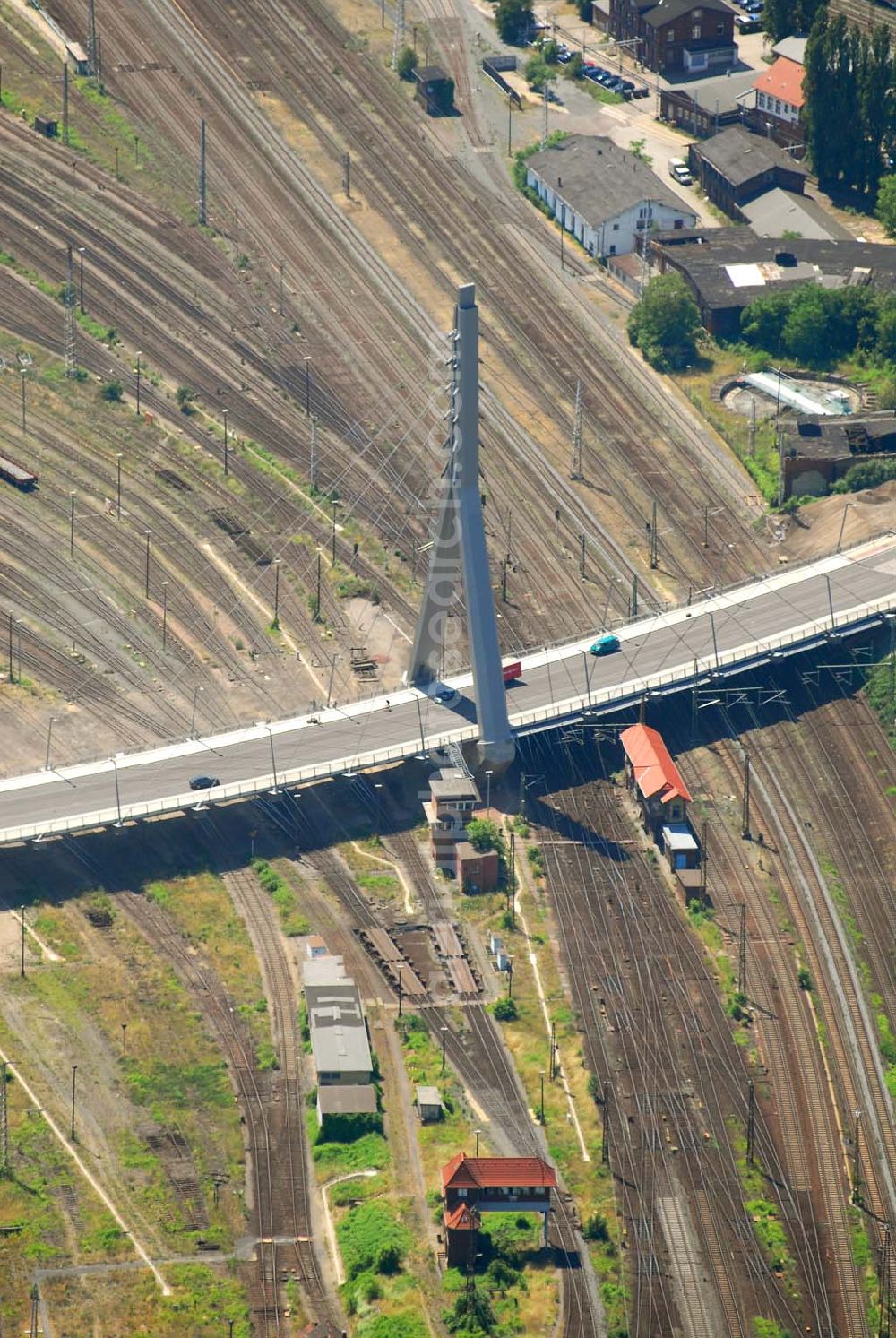 Halle/Saale from the bird's eye view: Blick auf die 2006 eingeweihte neue Berliner Brücke in Halle. Bauherr: Stadt Halle-FB: Brückenprüfung. Die Schrägseilbrücke wurde gestaltet und geplant vom Ingenieurbüro Grassl in Zusammenarbeit mit dem Architekten Uwe Graul. Ingenieurbüro Grassl GmbH, Beratende Ingenieure Bauwesen, Otto-von-Guericke-Straße 86a, 39104 Magdeburg, Tel: 0391 / 53 23 30, Fax: 0391 / 53 23 32 0, e-mail: magdeburg@grassl-ing.de Uwe Graul, NEUWERK 20, 06108 HALLE, Telefon: 0345 3880946