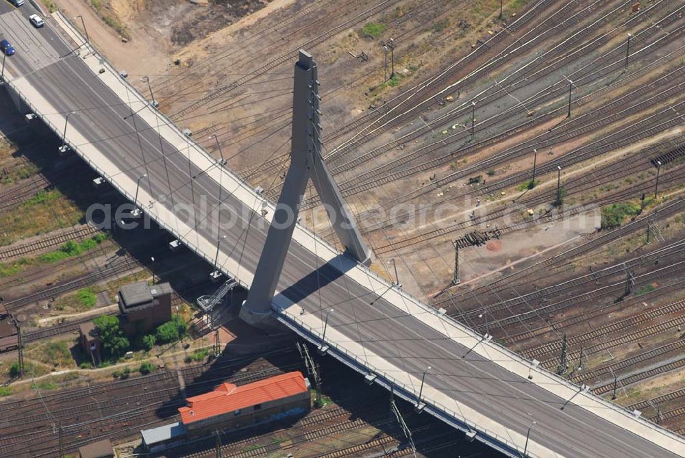 Halle/Saale from above - Blick auf die 2006 eingeweihte neue Berliner Brücke in Halle. Bauherr: Stadt Halle-FB: Brückenprüfung. Die Schrägseilbrücke wurde gestaltet und geplant vom Ingenieurbüro Grassl in Zusammenarbeit mit dem Architekten Uwe Graul. Ingenieurbüro Grassl GmbH, Beratende Ingenieure Bauwesen, Otto-von-Guericke-Straße 86a, 39104 Magdeburg, Tel: 0391 / 53 23 30, Fax: 0391 / 53 23 32 0, e-mail: magdeburg@grassl-ing.de Uwe Graul, NEUWERK 20, 06108 HALLE, Telefon: 0345 3880946