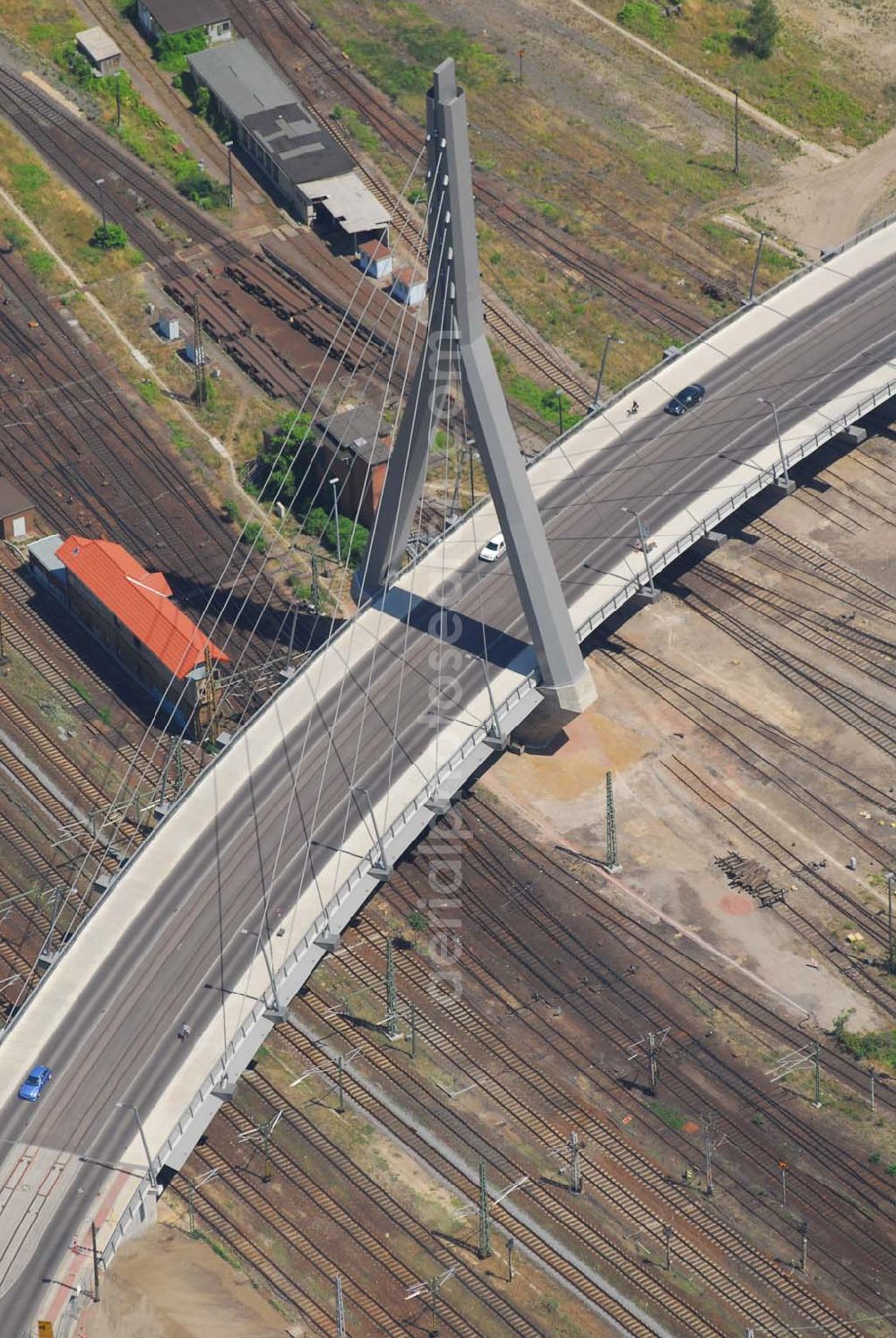 Aerial image Halle/Saale - Blick auf die 2006 eingeweihte neue Berliner Brücke in Halle. Bauherr: Stadt Halle-FB: Brückenprüfung. Die Schrägseilbrücke wurde gestaltet und geplant vom Ingenieurbüro Grassl in Zusammenarbeit mit dem Architekten Uwe Graul. Ingenieurbüro Grassl GmbH, Beratende Ingenieure Bauwesen, Otto-von-Guericke-Straße 86a, 39104 Magdeburg, Tel: 0391 / 53 23 30, Fax: 0391 / 53 23 32 0, e-mail: magdeburg@grassl-ing.de Uwe Graul, NEUWERK 20, 06108 HALLE, Telefon: 0345 3880946