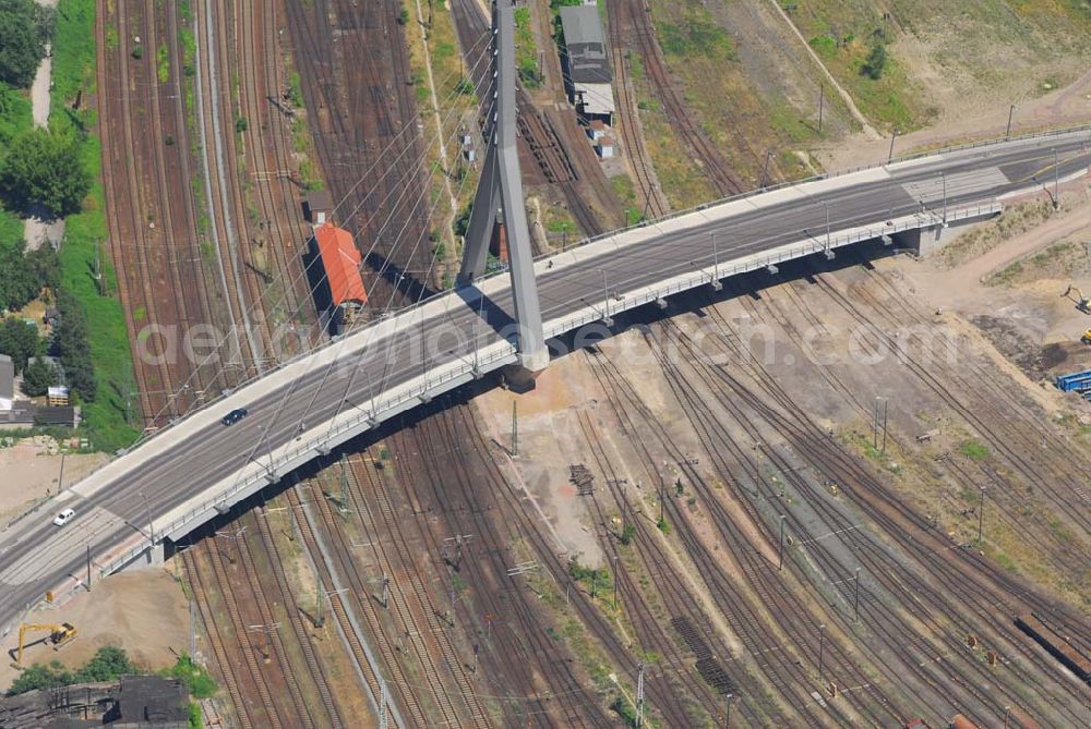 Halle/Saale from above - Blick auf die 2006 eingeweihte neue Berliner Brücke in Halle. Bauherr: Stadt Halle-FB: Brückenprüfung. Die Schrägseilbrücke wurde gestaltet und geplant vom Ingenieurbüro Grassl in Zusammenarbeit mit dem Architekten Uwe Graul. Ingenieurbüro Grassl GmbH, Beratende Ingenieure Bauwesen, Otto-von-Guericke-Straße 86a, 39104 Magdeburg, Tel: 0391 / 53 23 30, Fax: 0391 / 53 23 32 0, e-mail: magdeburg@grassl-ing.de Uwe Graul, NEUWERK 20, 06108 HALLE, Telefon: 0345 3880946