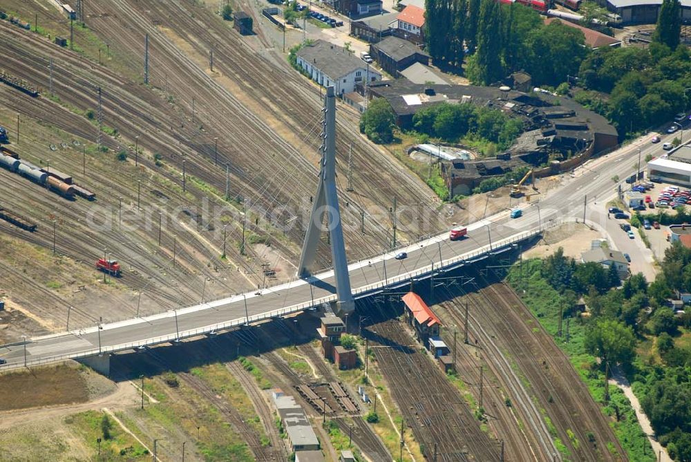 Halle/Saale from above - Blick auf die 2006 eingeweihte neue Berliner Brücke in Halle. Bauherr: Stadt Halle-FB: Brückenprüfung. Die Schrägseilbrücke wurde gestaltet und geplant vom Ingenieurbüro Grassl in Zusammenarbeit mit dem Architekten Uwe Graul. Ingenieurbüro Grassl GmbH, Beratende Ingenieure Bauwesen, Otto-von-Guericke-Straße 86a, 39104 Magdeburg, Tel: 0391 / 53 23 30, Fax: 0391 / 53 23 32 0, e-mail: magdeburg@grassl-ing.de Uwe Graul, NEUWERK 20, 06108 HALLE, Telefon: 0345 3880946